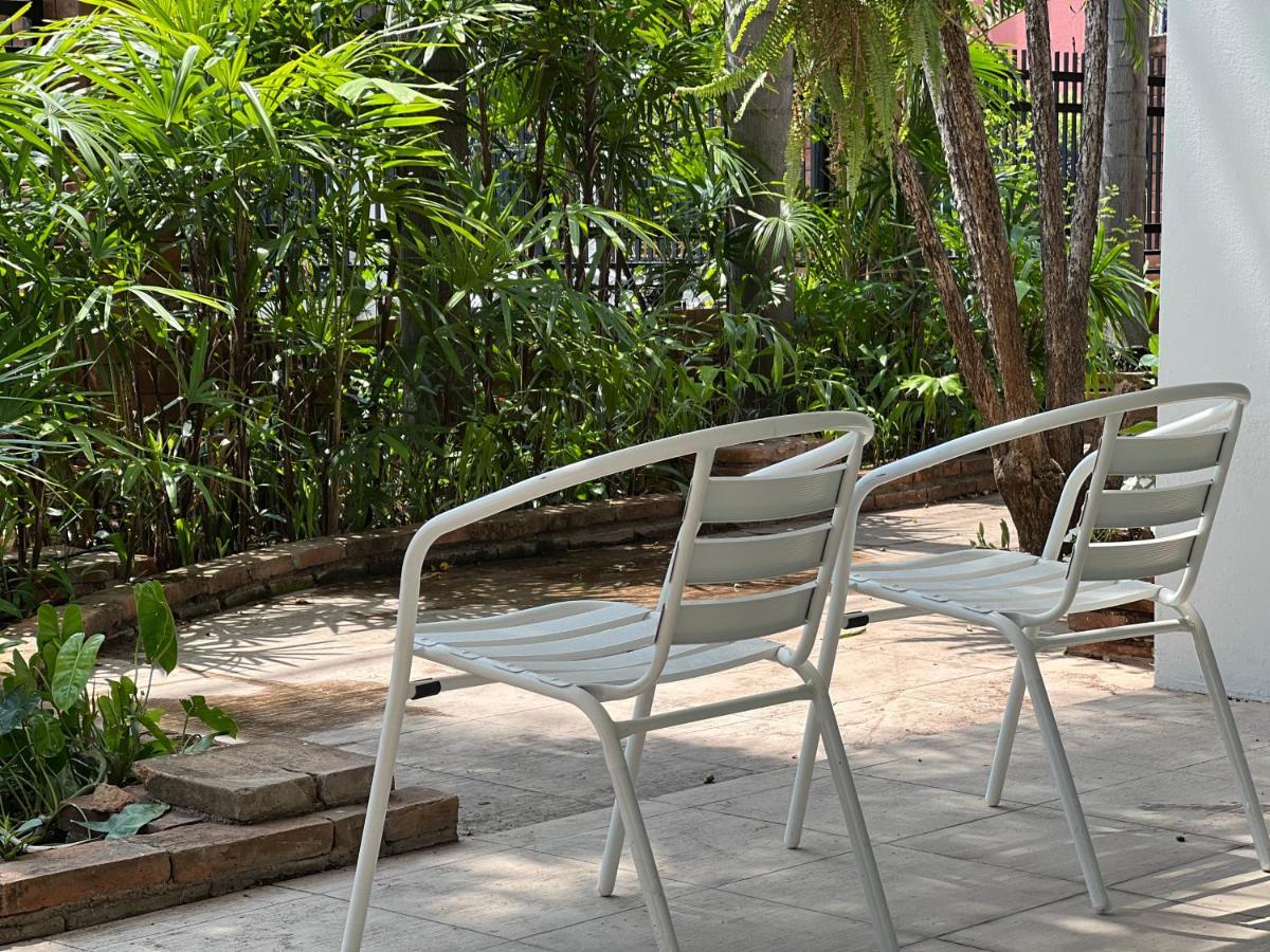 צ'יאנג מאי Mini-Me Hubs, Charm Suites & Pool In Old City מראה חיצוני תמונה