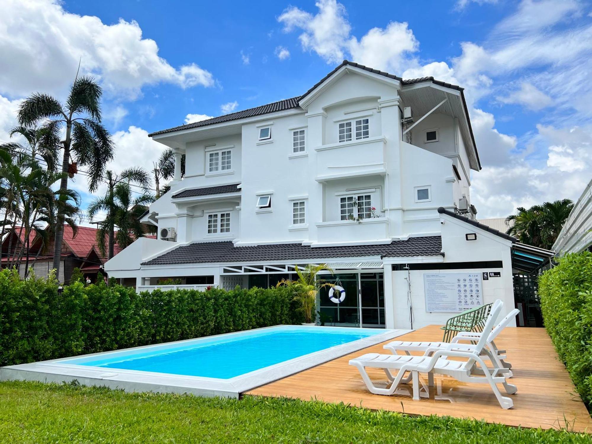 צ'יאנג מאי Mini-Me Hubs, Charm Suites & Pool In Old City מראה חיצוני תמונה